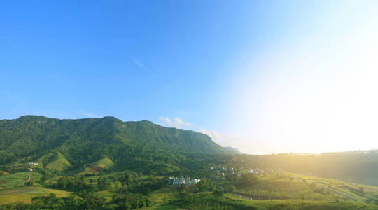 泰国蓝天山村景观。