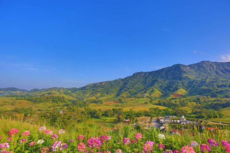 泰国美丽的山林和蓝天景观。