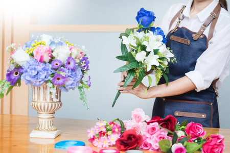 在花店经营,销售,花艺工艺和手工制作的概念上,女性花艺师在工作中