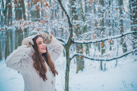 圣诞女孩户外肖像。山上的女人。冬天的情感。冬天的画面。全球冷却