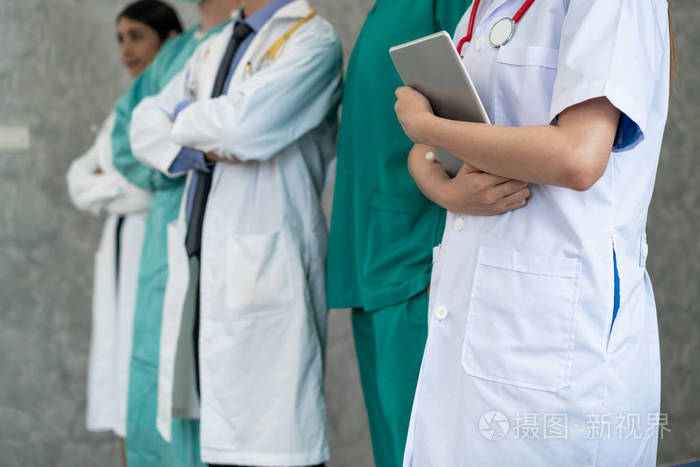 与其他医生,护士和外科医生一起在医院办公室或诊所工作的专业医生.