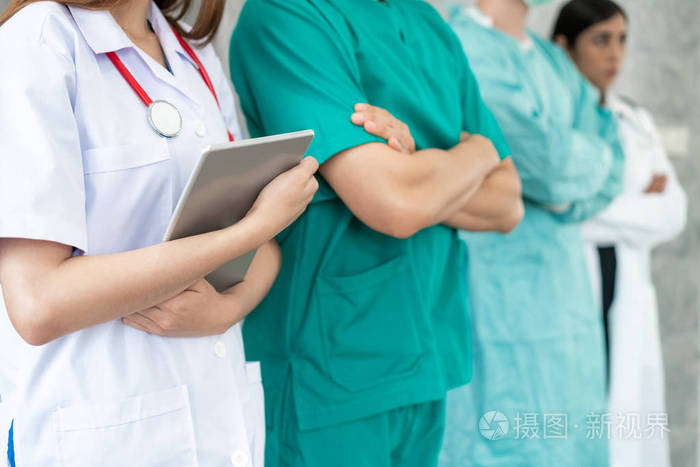 与其他医生,护士和外科医生一起在医院办公室或诊所工作的专业医生.