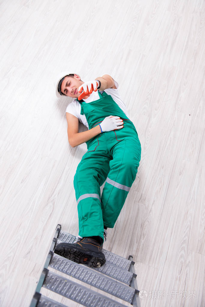 从梯子上摔下来的年轻工人