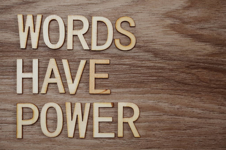 在木制背景的商业概念中，单词有力量字母
