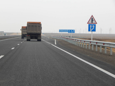 道路上的自卸车。 曼吉斯托地区。 哈萨克斯坦。