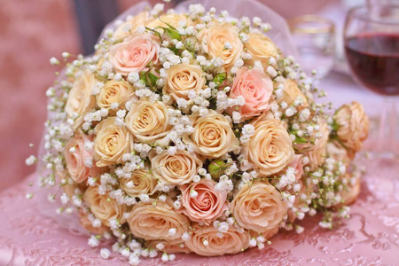 特写美丽的茶玫瑰婚礼花束背景。