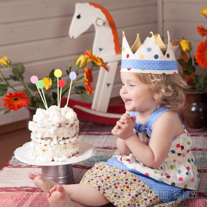 快乐美丽可爱的宝贝女孩庆祝生日有趣的生日与漂亮的小女孩