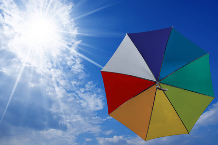 彩伞在蓝天上飞舞，云和太阳