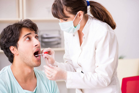 临床医院唾液检测样本的医生照片