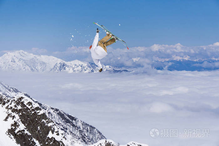 雪山上的滑雪者极端冬季运动高山滑雪
