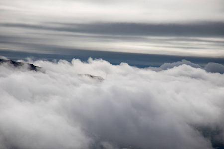 美丽的云层覆盖着群山。巴库山上的晨雾。阿塞拜疆。就在索贾桑湖附近。