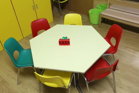 学校里有六把小椅子和一张六边形的小桌子