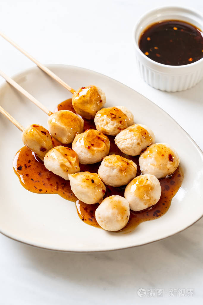 烤猪肉丸子配甜辣酱
