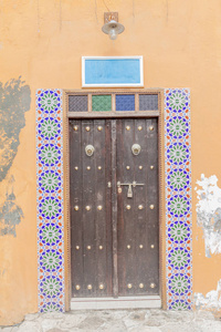 巴林穆哈拉齐的旧彩色门