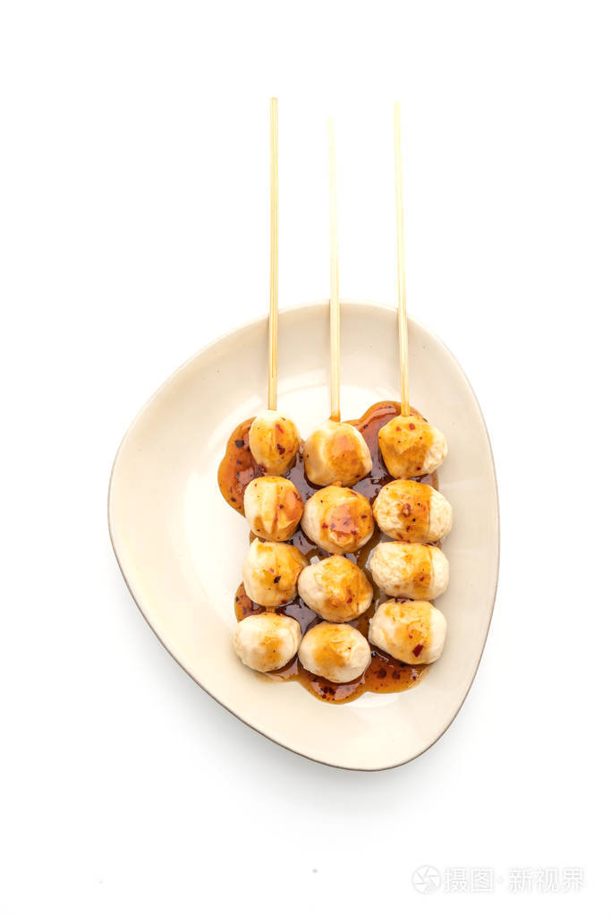 烤猪肉丸子与甜辣椒酱分离白色背景