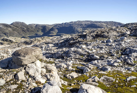 挪威南部的山脉在阳光明媚的日子里。