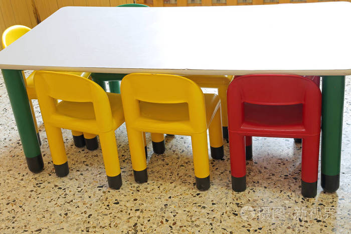一所幼儿园的教室里有一个没有孩子的小塑料椅子照片 正版商用图片1760k0 摄图新视界 一所幼儿园的教室里有一个没有孩子的小塑料椅子照片 正版商用图片1760k0 摄图新视界
