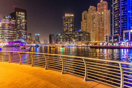 晚景码头步行和迪拜码头天际线阿联酋