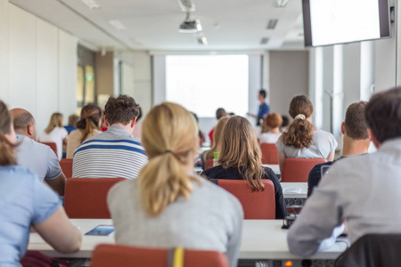 大学讲堂的学术演讲