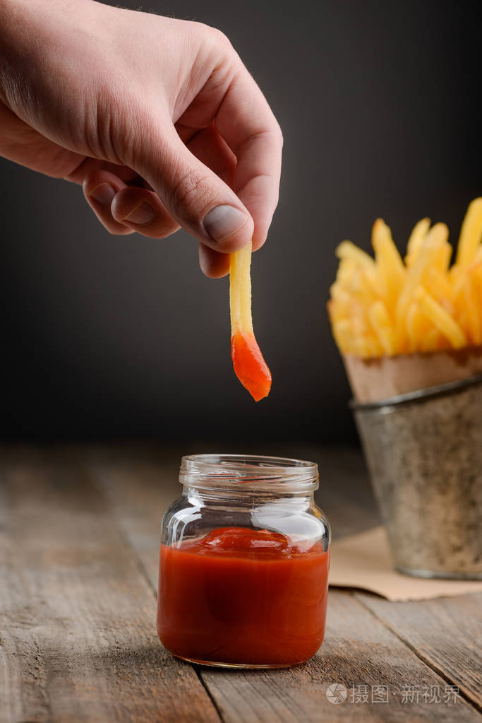 薯条蘸番茄酱
