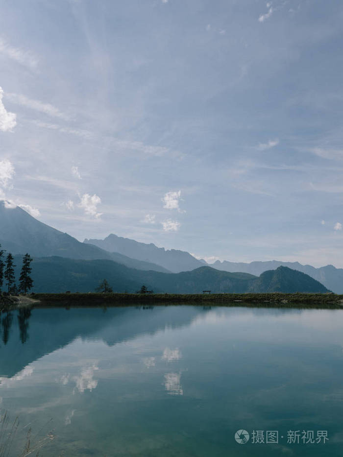 雄伟的高山景观,湖对山,美丽的晴天,巴伐利亚,德国