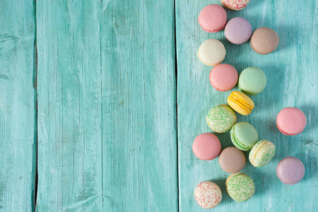 玛卡绿绿松石表面的五颜六色的马卡龙照片