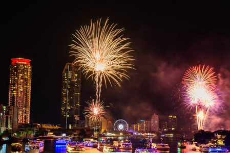 新年倒计时中城市之河的烟花图片