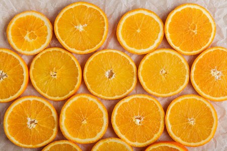 羊皮纸上柑橘橙片的抽象背景。 快关门。 上面的风景。 摄影工作室