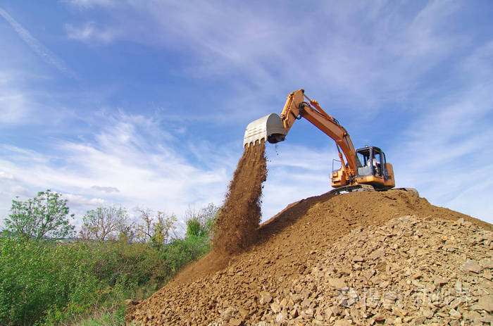 挖掘机在土方工程中起作用