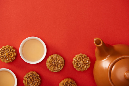 传统月饼茶壶和杯子的顶部视图