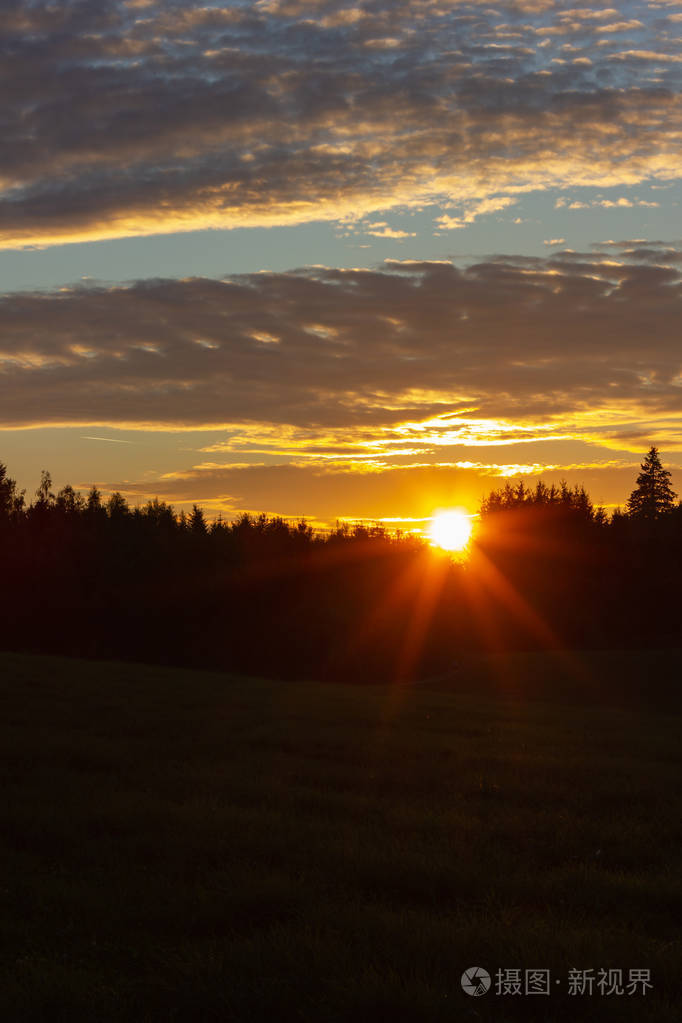 9月秋季傍晚在德国南部农村地区的蓝天日落和阳光照耀