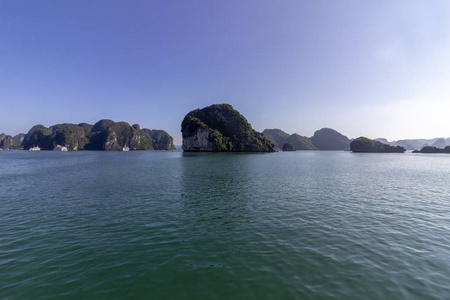 美丽的海龙湾全景降龙湾亚洲热门旅游目的地。越南南海的通金湾。