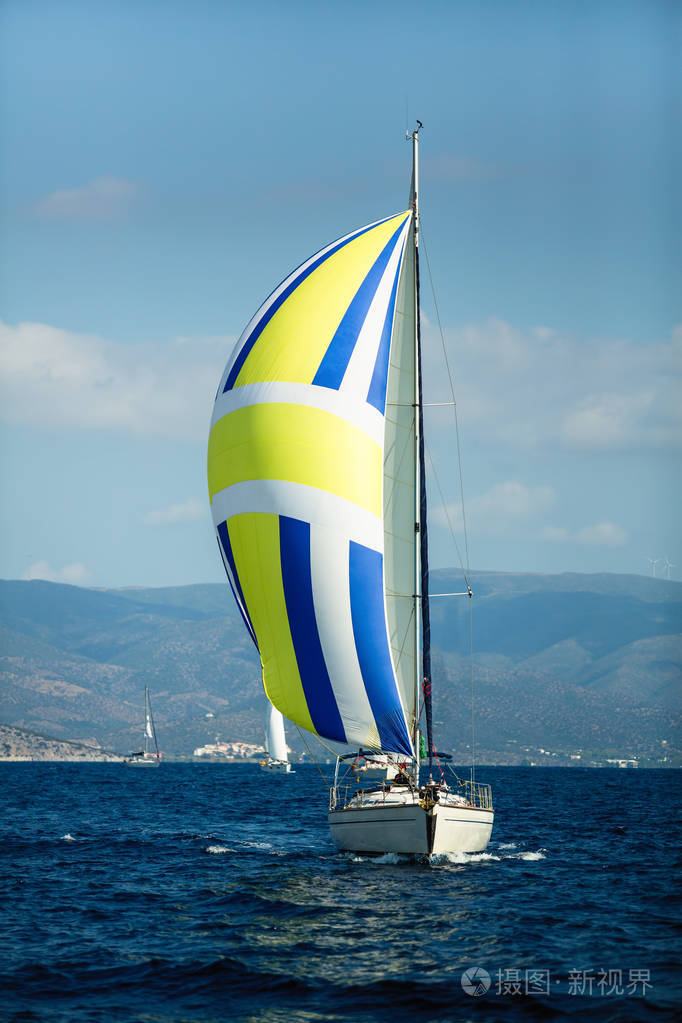 雷加塔豪华游艇在风中航行穿过大海的波浪