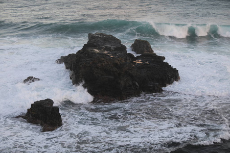 海洋中的波浪游到岸边