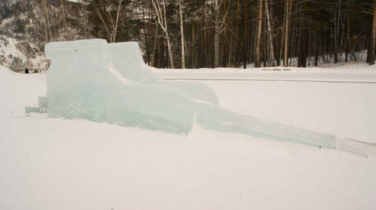 一座用来驾驶的小山是冰造的图片