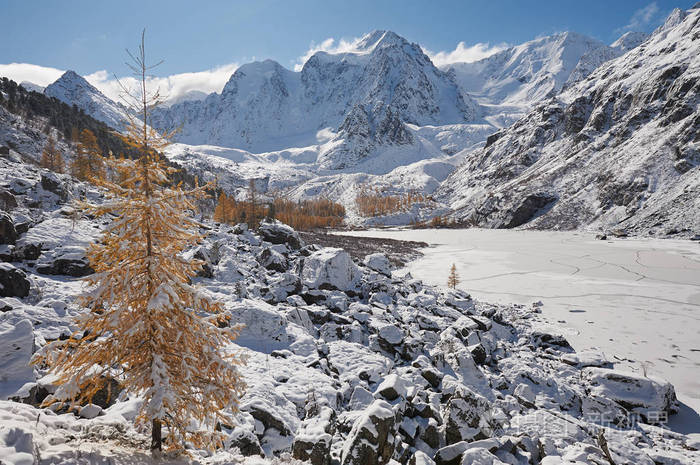 雪覆盖冬山湖俄罗斯西伯利亚阿尔泰山丘崖岭.