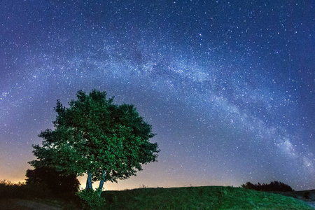 夏天有小山的星空. 美丽的宇宙. 太空天文摄影背景照片