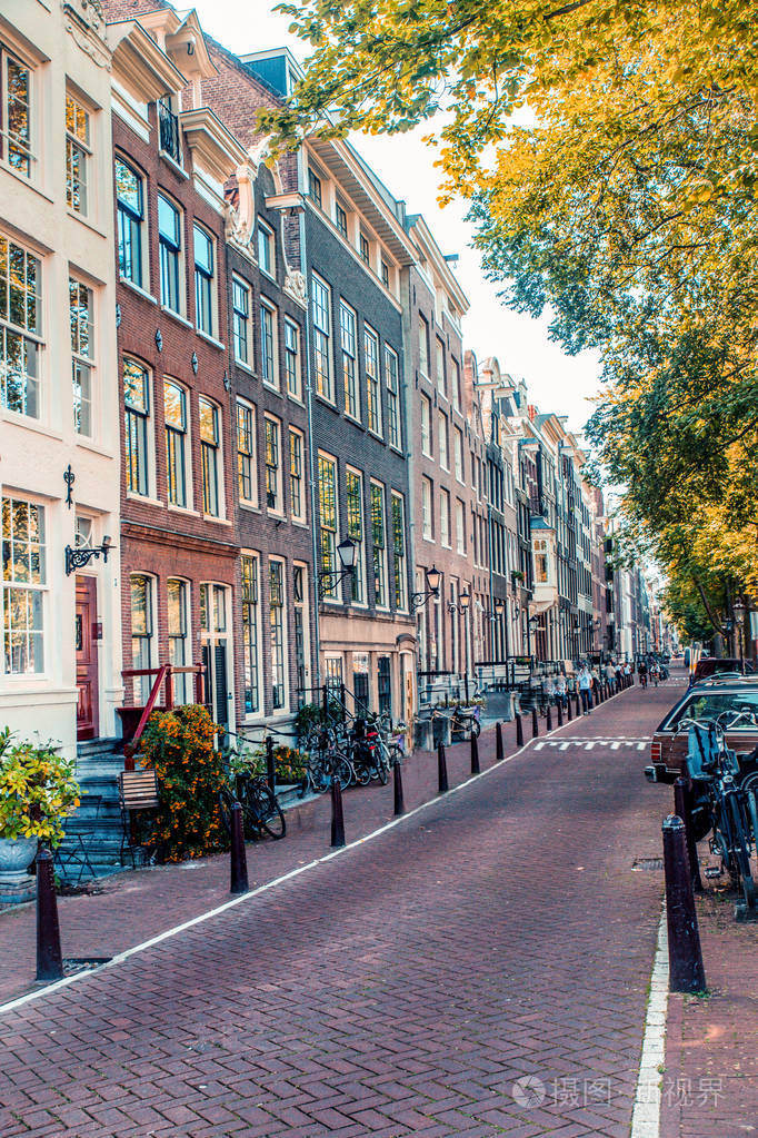 从阿姆斯特丹的街道场景,典型的建筑风格是运河边的一
