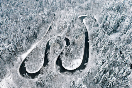 山间暴风雪中蜿蜒的道路图片