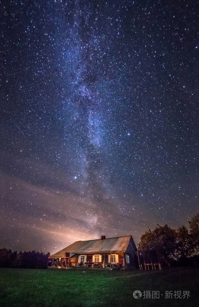 星光笼罩着树木可以在城外安家夏日的星空和家美丽的宇宙太空天文摄影