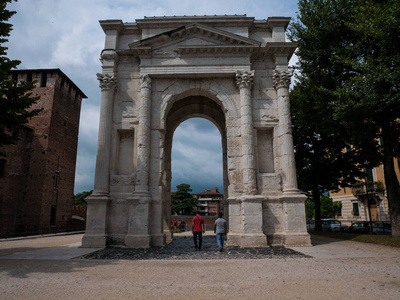 arco dei gavi 是罗马时期的凯旋门, 位于爱的维罗纳之城, 是所有寻找浪漫的游客的目的地