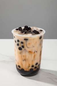 红糖醪糟红糖珍珠奶茶在干净的玻璃里照片