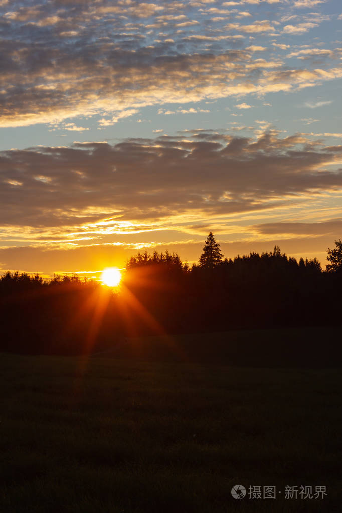 9月秋季傍晚在德国南部农村地区的蓝天日落和阳光照耀