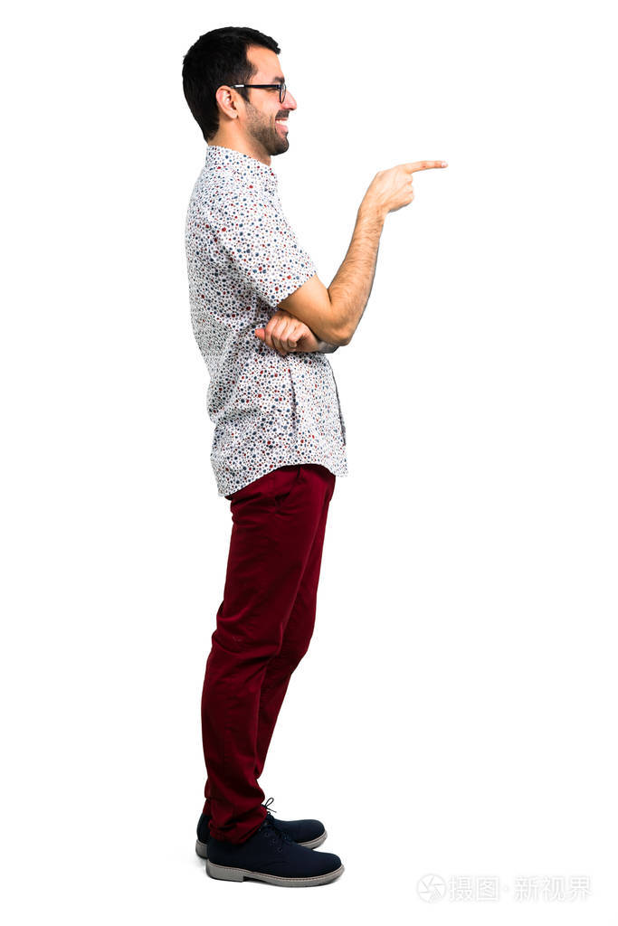 英俊的男人戴着眼镜手指着侧面展示了一种产品