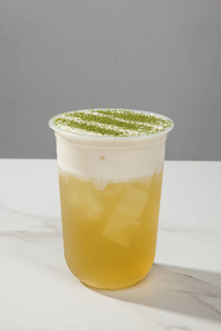 奶盖茶奥利奥饼干芒果汽水把牛奶盖在干净的玻璃里绿茶把牛奶盖在干净