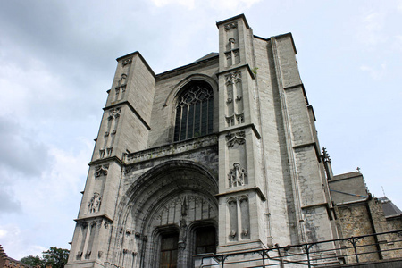 比利时蒙斯。 圣华特鲁德大学教堂大学圣瓦鲁是比利时蒙斯市主要的布拉万丁哥特式地标和最重要的教堂