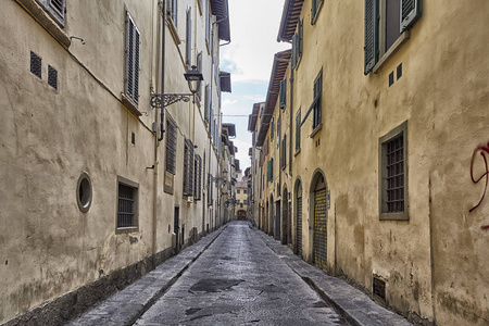 意大利托斯卡纳佛罗伦萨小镇迷人的狭窄街道。 白天