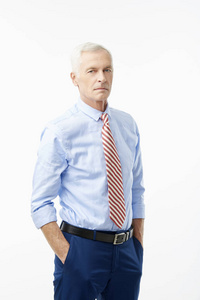 一个英俊的老人，穿着卷起的袖子衬衫和领带，站在孤立的白色背景下。