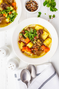 传统的德国Eintopf汤与肉豆和蔬菜在白色盘子顶部的视图。