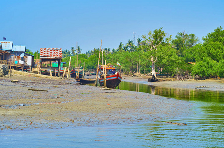 潮滩在低潮上，渔船停泊在浅缅甸。